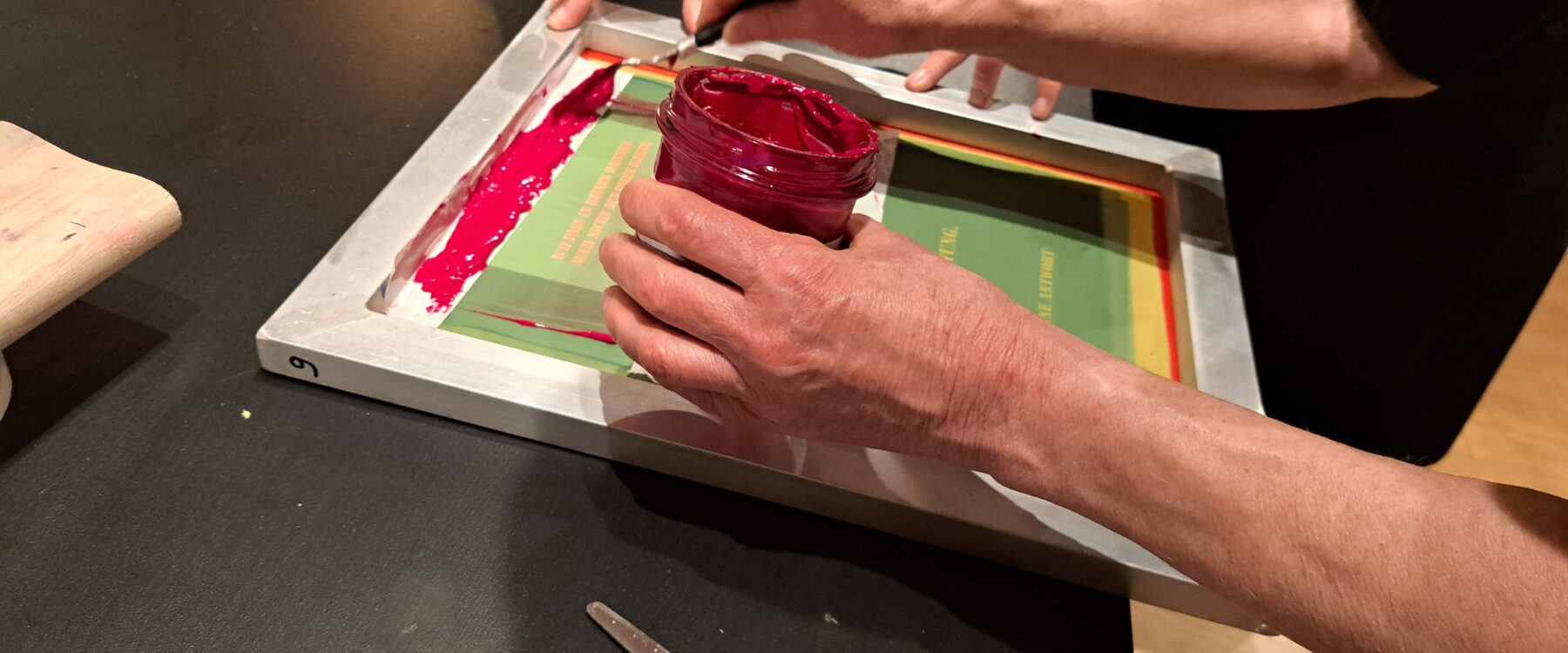 Farbe wird auf ein Sieb aufgetragen