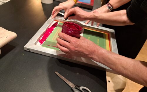 Farbe wird auf ein Sieb aufgetragen