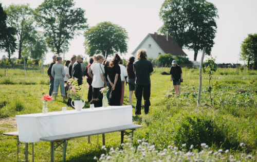 Menschen stehen auf einem Acker