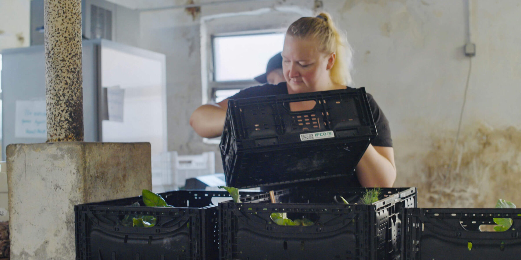 Frau sortiert Salat